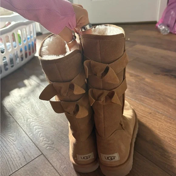* Brand New* UGG Tan and Cream Shearling Boots - Picture 2 of 6